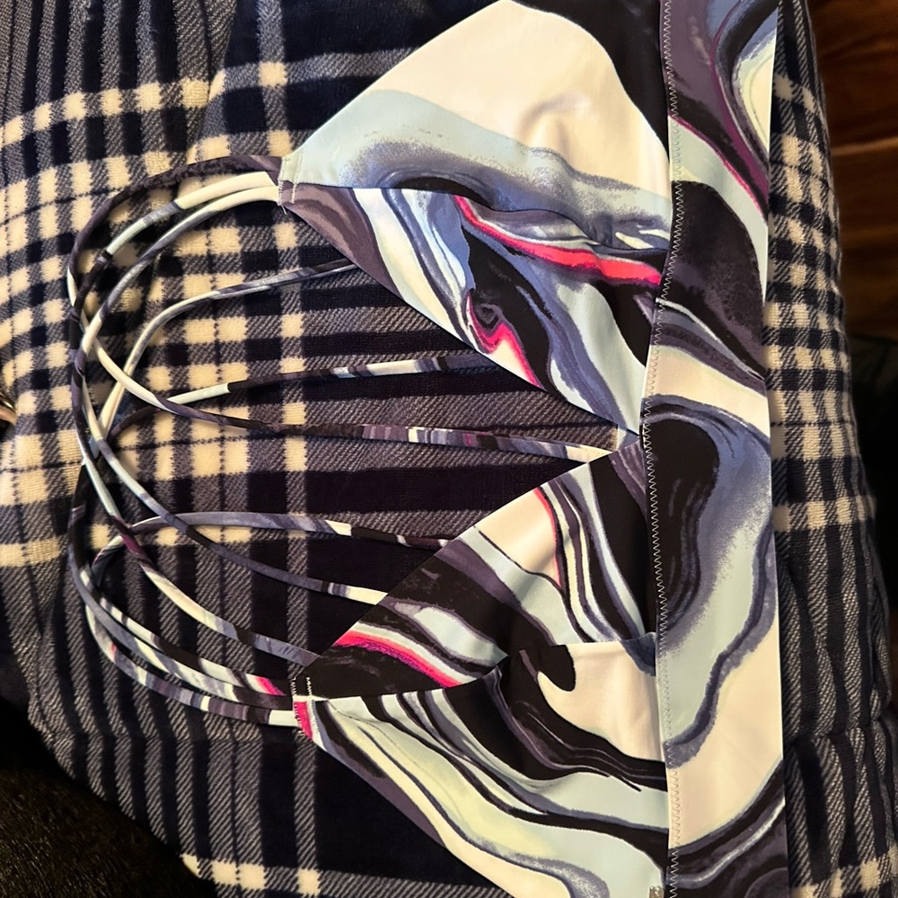 Abstract Patterned Pink Victoria Secret bralette.
No tag but fits like a large